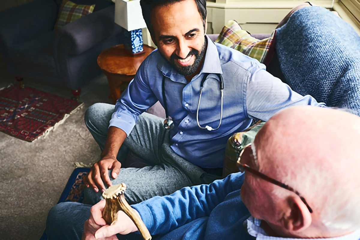 Image of a doctor visiting a patient at home